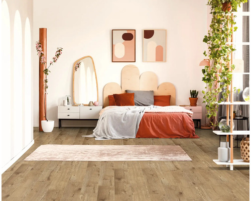 Ložnice s postelí, nočním stolkem, dekorací a dřevěnou podlahou