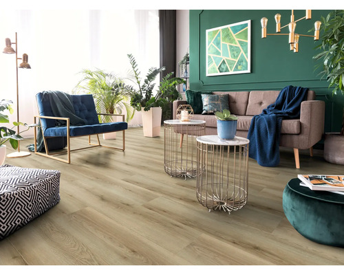 Obývací pokoj s laminátovou podlahou, pohovkou, křeslem a odkládacími stolky.