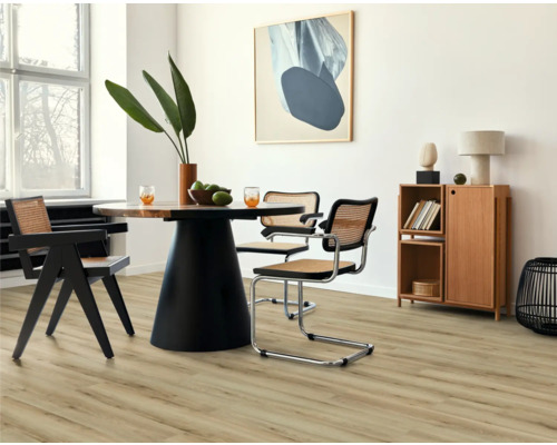 Světlá místnost s jídelním stolem, židlemi a komodou na světlé dřevěné podlaze.