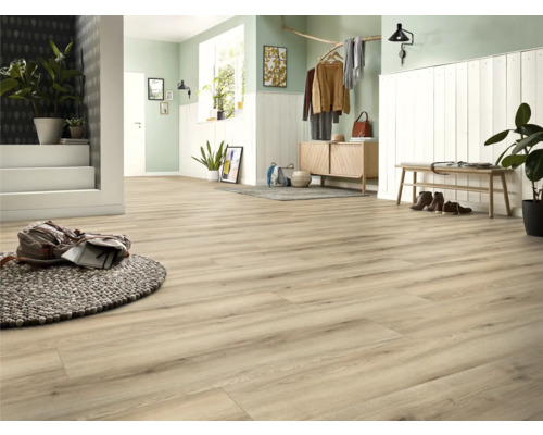 Světlá místnost s designovou podlahou s dřevěným vzhledem, komoda, lavice a dekorace