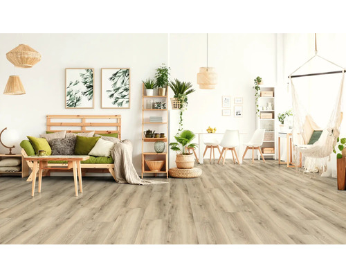 Světlý obývací pokoj s dřevěnou podlahou, pohovkou, stolem a závěsným křeslem