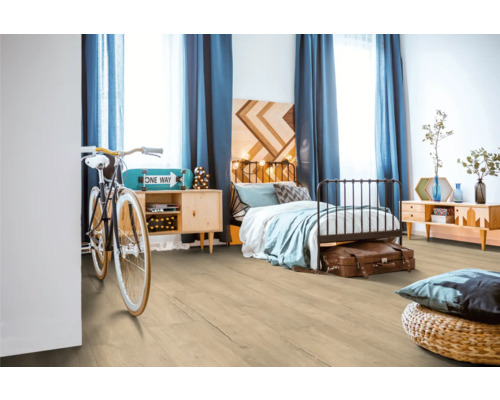 Ložnice se světlou dřevěnou podlahou, postelí a dekorací