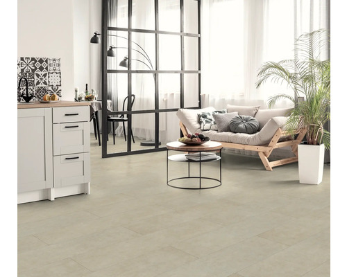 Světlý obývací pokoj s vinylovou podlahou v designu prken, pohovkou, stolem a pokojovou rostlinou