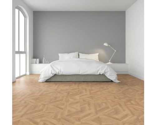 Světlá ložnice s dvoulůžkem, lampou a dřevěnou podlahou