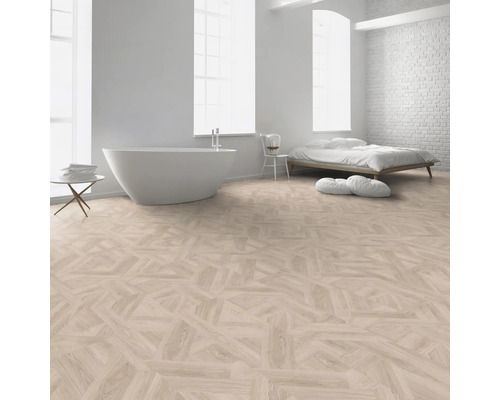 Světlá místnost s volně stojící vanou, postelí a dřevěnou podlahou ve vzoru rybí kosti