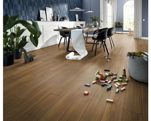 Světlý obývací pokoj s dřevěnou podlahou, jídelním stolem, židlemi a dětskými hračkami