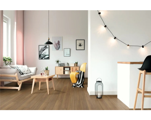 Obývací pokoj s dřevěnou podlahou, pohovkou, stolem a dekorací