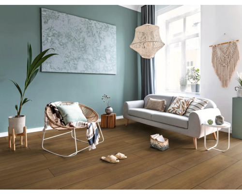 Světlý obývací pokoj s pohovkou, křeslem, dekorací a dřevěnou podlahou