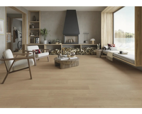 Světlý obývací pokoj s dřevěnou podlahou, krbem a velkými okny