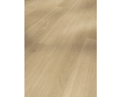 Položená laminátová podlaha s dřevěným vzhledem