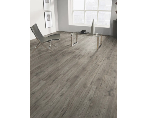 Obývací pokoj s laminátovou podlahou s dřevěným vzhledem, židlí a stolem