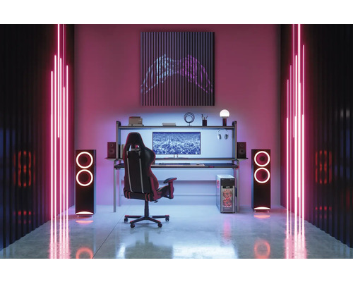 Herní místnost se stolem, židlí, reproduktory a LED osvětlením