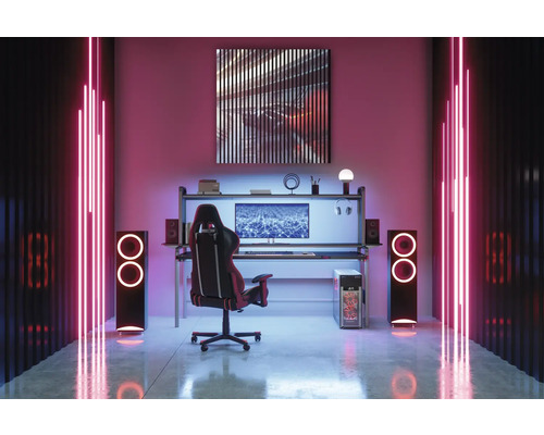 Herní místnost se stolem, židlí, reproduktory a osvětlením