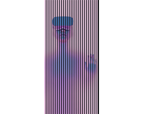 Designový akustický panel DIGI06M 1133x19x2400mm Osoba s brýlemi pro virtuální realitu stojí za svislými pruhy.