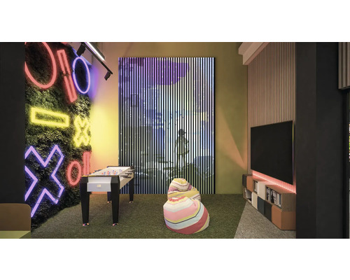 Herní místnost se stěnou plnou symbolů, stolním fotbalem a sedacími vaky.