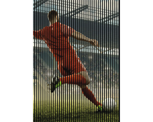 Designový akustický panel DIGI06I 1693x19x2400mm Fotbalista na stadionu s vertikálními černými čarami