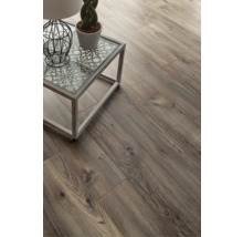 Položená laminátová podlaha s dekorem dřeva a odkládací stolek