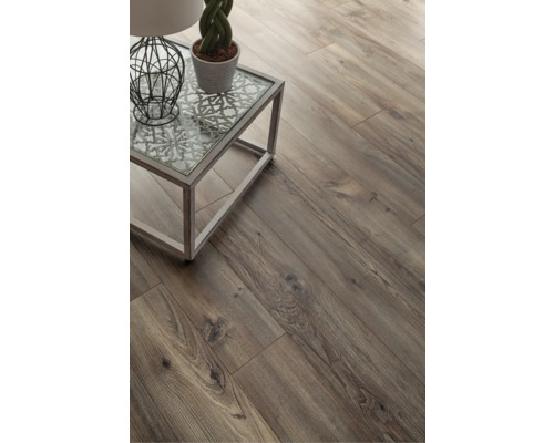 Položená laminátová podlaha s dekorem dřeva a odkládací stolek