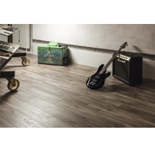 Podlaha s dekorem dřeva, černá baskytara a zesilovač s logem Marshall