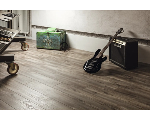 Podlaha s dekorem dřeva, černá baskytara a zesilovač s logem Marshall