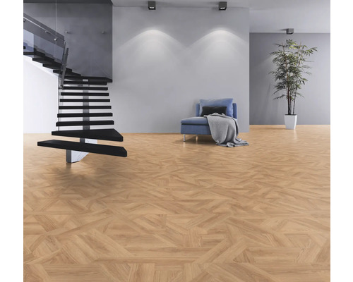 Světlá místnost s parketovou podlahou, schodištěm a posezením.