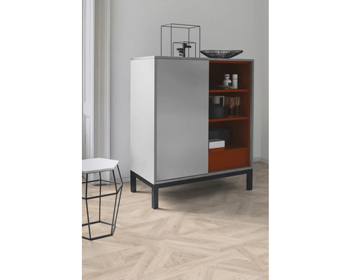 Moderní příborník s posuvnými dveřmi a vnitřními policemi