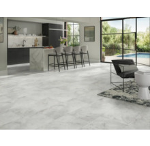 Světlý obývací pokoj s mramorovou dlažbou, kuchyňským ostrůvkem a posezením