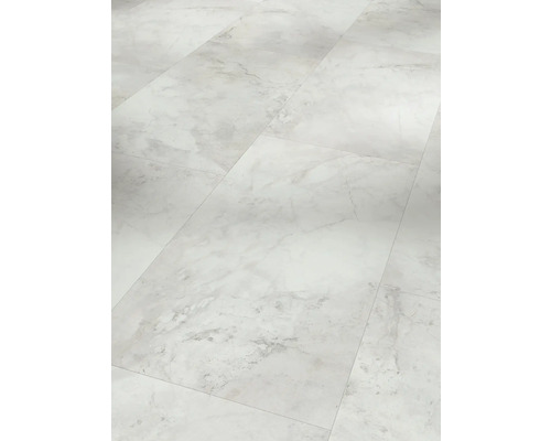 Detail vinylové podlahy se vzhledem mramoru.