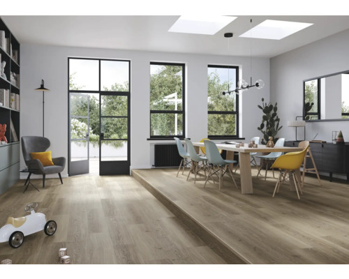 Světlý obývací pokoj s dřevěnou podlahou, jídelním stolem a židlemi