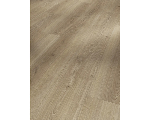 Detail laminátové podlahy s dřevěným vzhledem.