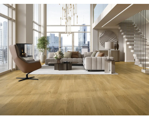 Světlý obývací pokoj s parketovou podlahou, pohovkou, křeslem, schodištěm a panoramatickými okny