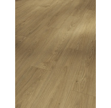 Položená laminátová podlaha s dřevěným vzhledem
