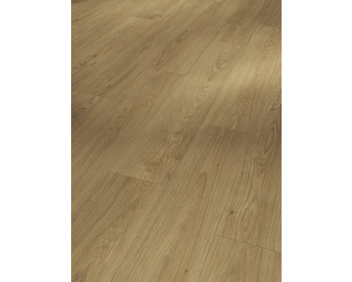 Položená laminátová podlaha s dřevěným vzhledem
