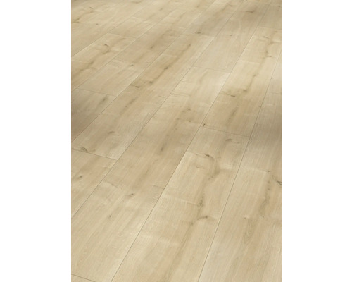 Světlá laminátová podlaha s vzhledem dřeva