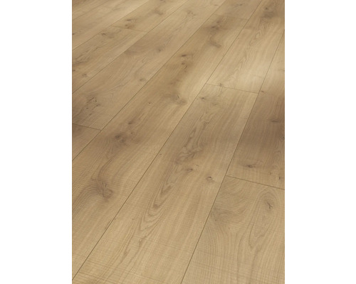 Detail laminátové podlahy s dřevěným vzhledem