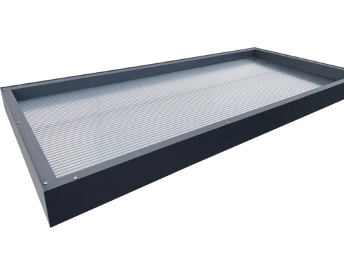 Obdélníkový květináč s drážkovanou strukturou