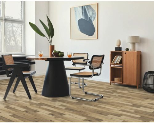 Jídelna s dřevěnou podlahou, jídelním stolem a židlemi