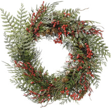 Dekorativní vánoční věnec s větvemi jedlí, červenými bobulemi a šiškami.
