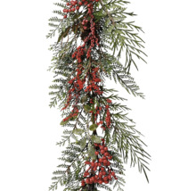 Ozdobná girlanda s jedlovými větvemi a červenými bobulemi