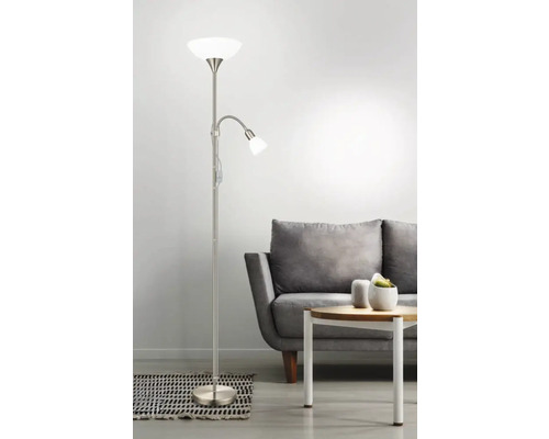 Stojací lampa se čtecím ramenem v obývacím pokoji