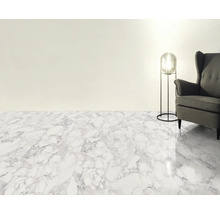 Světlý pokoj s podlahou s mramorovým designem, lampou a křeslem