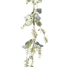 Dekorativní girlanda s bobulemi a listy pro sezónní dekoraci