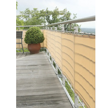 Balkon se zástěnou ze tkaniny na kovovém zábradlí