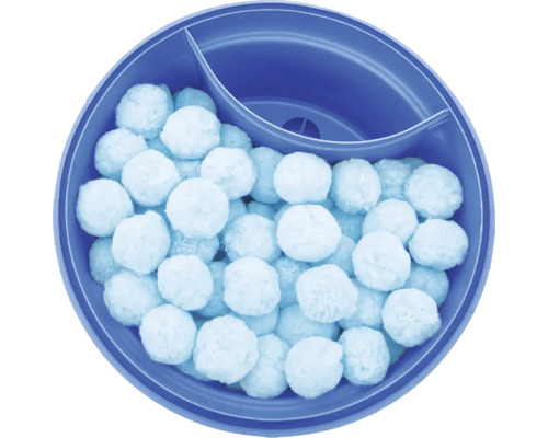 Modrá nádoba naplněná vatovými kuličkami