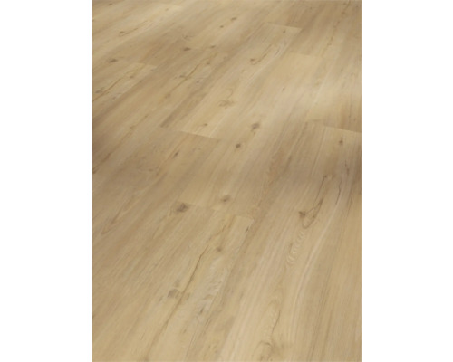 Položená vinylová podlaha s dřevěným vzhledem.