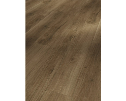 Detail laminátové podlahy s dřevěnou strukturou.