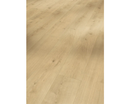 Světlá laminátová podlaha s dřevěným vzhledem.