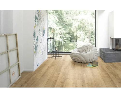 Světlá místnost s laminátovou podlahou, oknem, posezením a dekorací