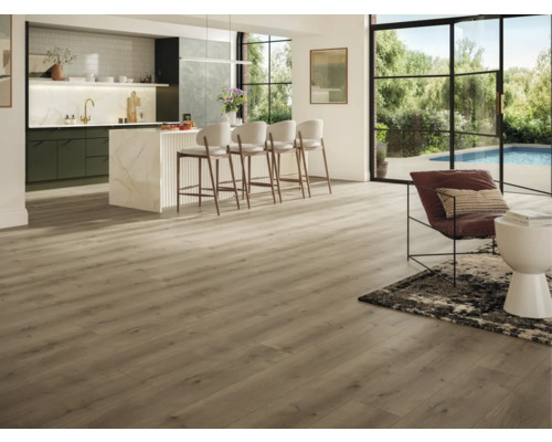 Světlý obývací pokoj s dřevěnou podlahou, kuchyňským koutem a posezením