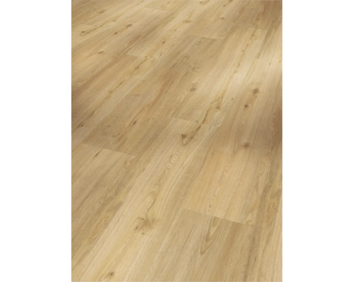 Světlá laminátová podlaha s vzhledem dřeva